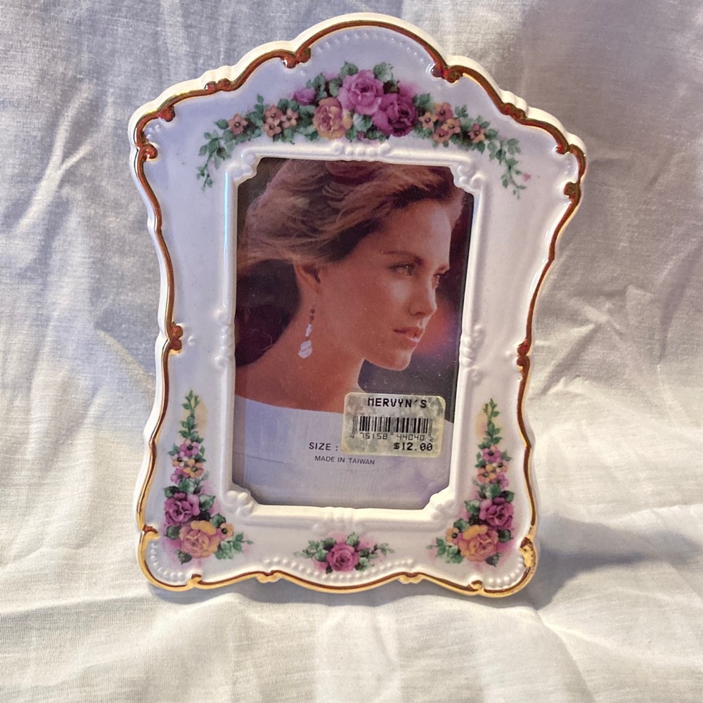 Elegant Floral Picture Frame with Gold Trim